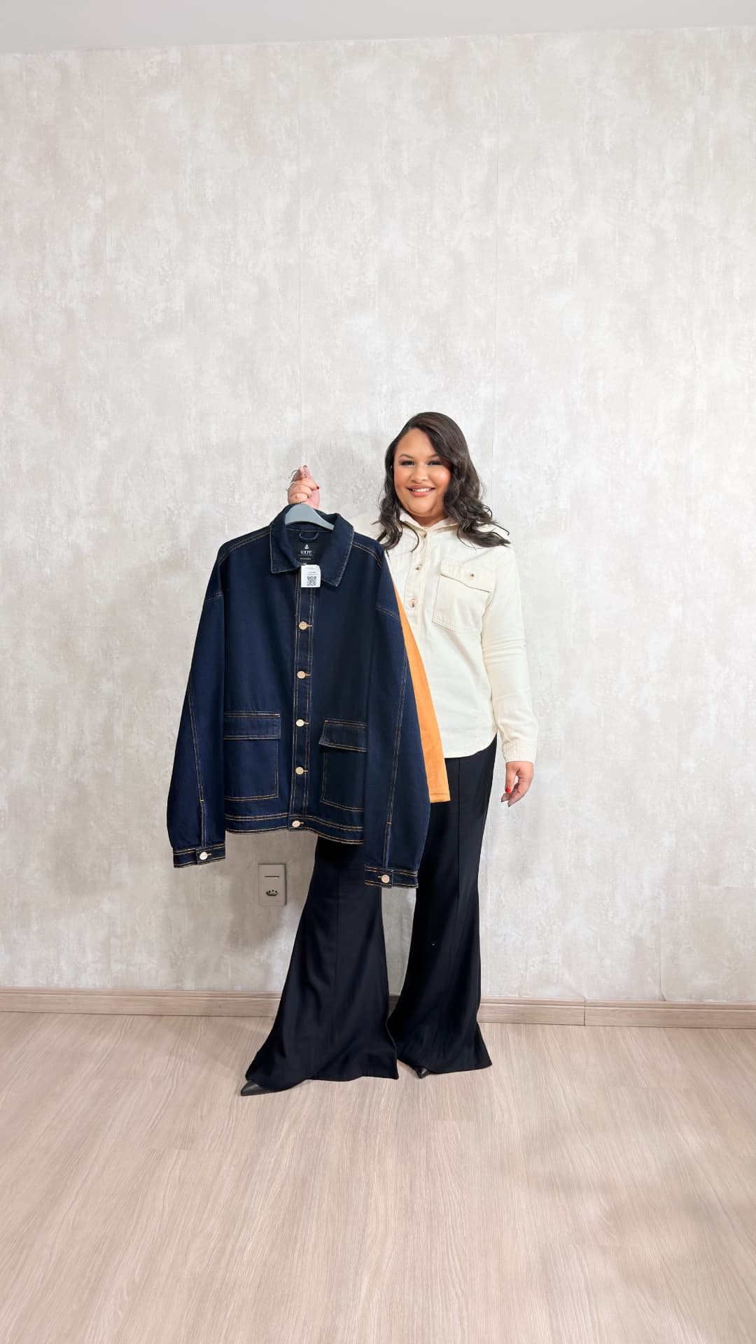 Modelo do Outlet Dellas com jaqueta jeans oversized e calça preta